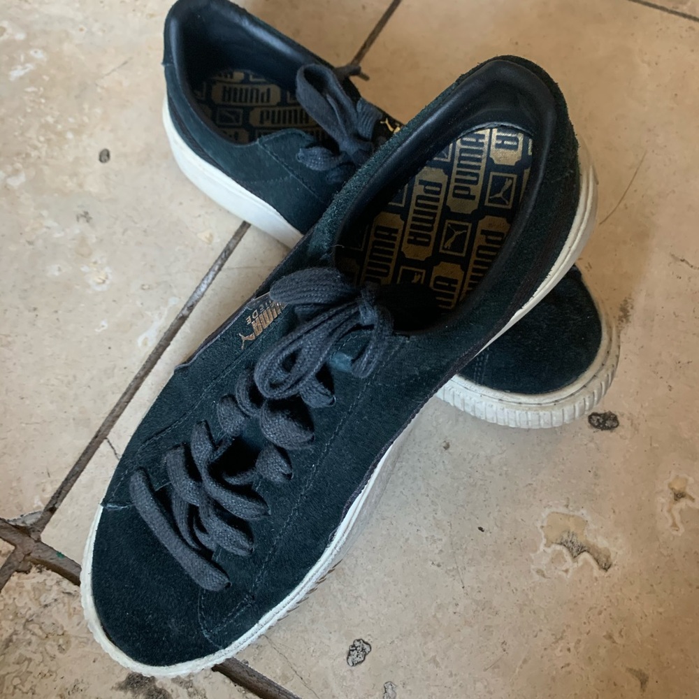 Black puma sneaker